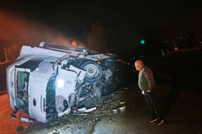 Bursa’da direksiyon hakimiyetini kaybeden tır kanala uçtu