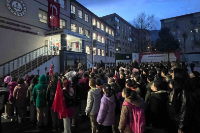 Bursa’da minik öğrenciler, depremde hayatını kaybedenleri unutmadı