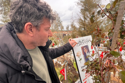 Enkaz altındaki kızının elini hiç bırakmamıştı, depremin 3. yılında kabrini ziyaret etti