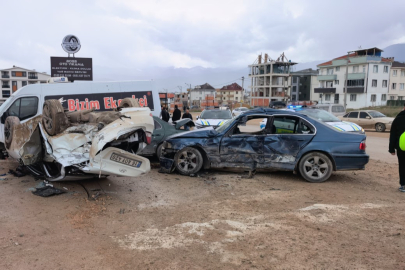 Bursa’da ehliyetsiz sürücü, park halindeki araçlara çarptı: 8 öğrenci yaralandı