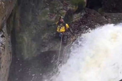 Yağmur ve kar sularıyla coşan kanyondan kurtuldu