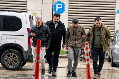 Fırça sapıyla dehşet : Arkadaşlarını ağır yaraladılar, 2 kişi tutuklandı