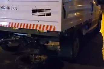 Temizlik aracına çarpan otomobil hurdaya döndü