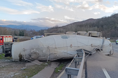 Bursa'da beton tankeri devrildi: 1 ölü