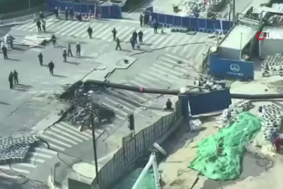 Çin'de metro inşaatı sırasında yol çöktü, dev çukur oluştu