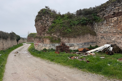 İznik'te 2 bin yıllık surlara sprey boya ile yazılan yazılar tepki çekti