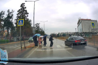 Yayalara yol vermeyen otomobil öğrencileri tehlikeye attı