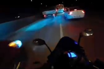 Motosikletlinin tehlike atlattığı anlar kamerada