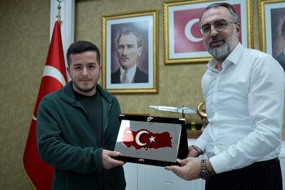 Başkan Erol, Türk Bayrağı'nı yerde bırakmayan kuryeyi ödüllendirdi