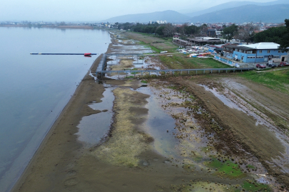 Fabrikaların tonlarca su çektiği İznik Gölü 200 metre çekildi