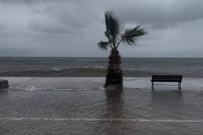 Bursa’da denizle kara birleşti, sokaklar göle döndü