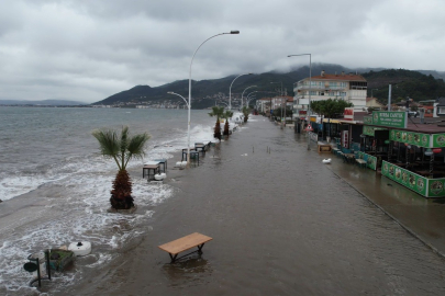 Gemlik'te deniz taştı, sahil yolu sular altında kaldı...O anlar havadan görüntülendi