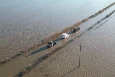 Sel sularında araçta mahsur kalan sürücü ekiplerce kurtarıldı
