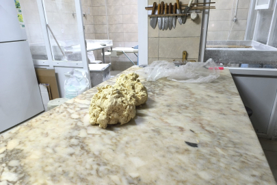 Tatlı hamurunu ayağıyla çiğnedi