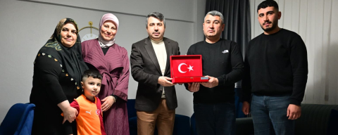 Yıldırım Belediye Başkanı Yılmaz, iftarda şehit er Samet Çaldır’ın ailesine misafir oldu