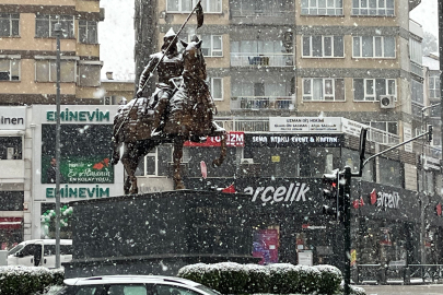 Bursa'da şehir merkezinde kar sürpriiz...Uludağ'a çıkacaklar dikkat....