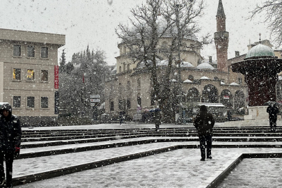 Bursa'da şehir merkezinde kar sürprizi