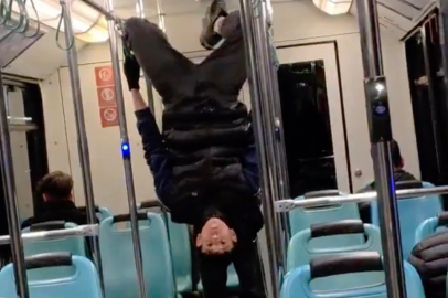 Bursa'da gençlerin metroda tehlikeli oyunu kameraya yansıdı