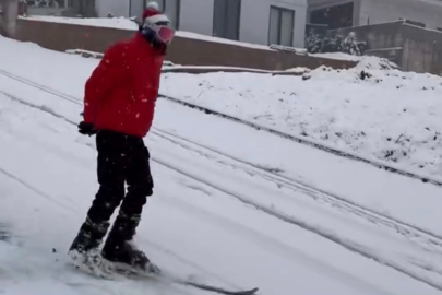 Bursa'da yağan karı fırsat bilen vatandaş şehir merkezinde kayak yaptı