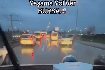 Bursa’da göz dolduran anlar, onlarca sürücü yol verdi