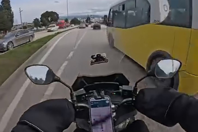 Bursa’da otobüs motosikletlinin önüne kırdı