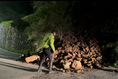 Araç kazayı kıl payı böyle atlattı, heyelanla düşen kayalar yola savruldu
