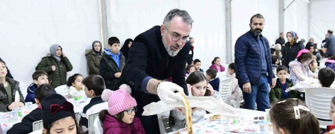 Kestelli çocuklar, tekne oruçlarını birlikte açtı