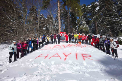 Uludağ’da karlara "savaşa hayır" yazdılar