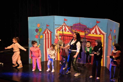 Yıldırımlı çocuklara kukla gösterisi