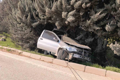 Bursa’da kontrolden çıkan otomobil ağaçlık alana uçtu, 1 yaralandı