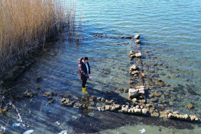 İznik Gölü’nde sular çekildi...Bir tarihi eser günyüzüne çıktı