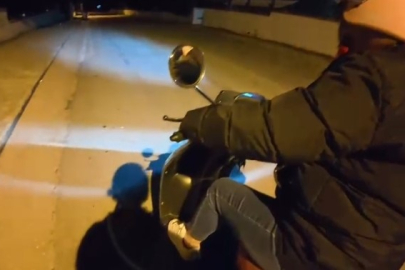 Annesine gece motor sürmeyi öğreten genç izleyenleri gülümsetti