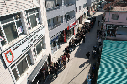 Bursa’da APP plaka izdihamı...Kuyruk sokaklara taştı