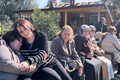 Yıkılan evlerini gözyaşlarıyla izlediler