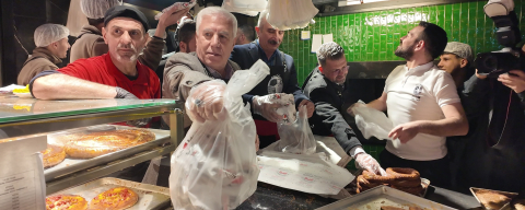 Başkan Bozbey sahurda vatandaşlarla buluştu, tarihi fırınlarda tahinli pide ve simit dağıttı