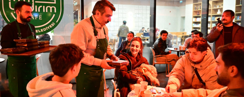 Başkan Yılmaz önce pişirdi sonra ikram etti