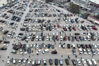 İkinci el oto pazarında buruk bayram