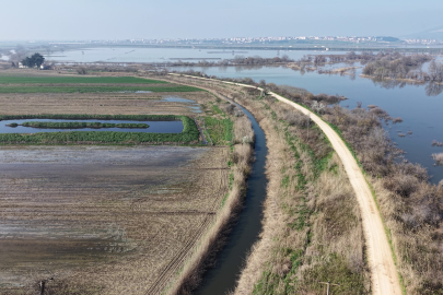 Karacabey çiftçisi yeni sezon ekimleri için suların çekilmesini bekliyor