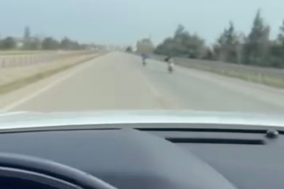 Bursa'da motor üstünde yatarak tehlikeli yolculuk