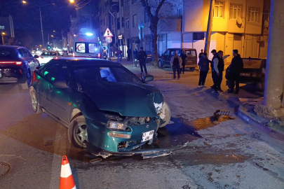 Kontrolden çıkan otomobil direğe çarptı: 3 yaralı