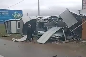 Bursa’da kontrolden çıkan otomobil prefabrik yapıya girdi