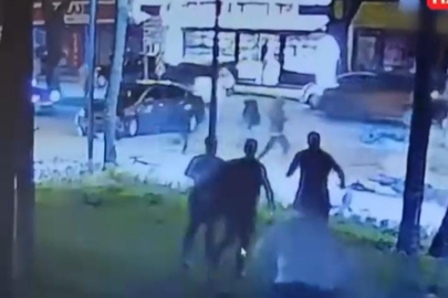 Motosikletlinin metrelerce sürüklendiği feci kaza kamerada