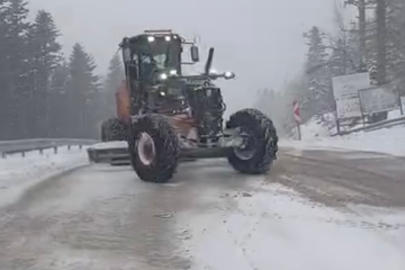 Uludağ’da bayramda kar sürprizi: Yollar beyaza büründü, ekipler seferber oldu