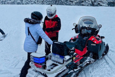 Uludağ'da jandarmadan kayakçılara yardım eli