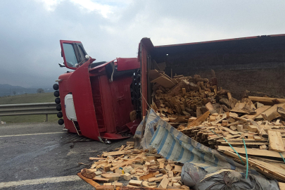 Tır devrildi: Bursa yolu ulaşıma kapandı