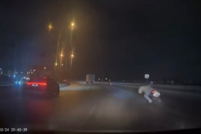 Bursa'da motosiklet kazası kamerada : Sürücü yola böyle savruldu