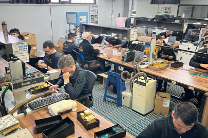 Talebe yetişmek için gece gündüz böyle altın üretiyorlar