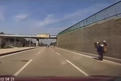 Bursa'da tehlikeli motosiklet şovu kameraya yansıdı