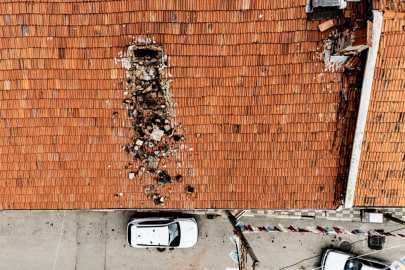 Çürüyen baca otomobilin üzerine yıkıldı