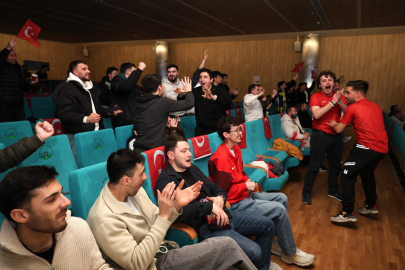 Milli maç heyecanı Osmangazi'de dev ekranda yaşandı